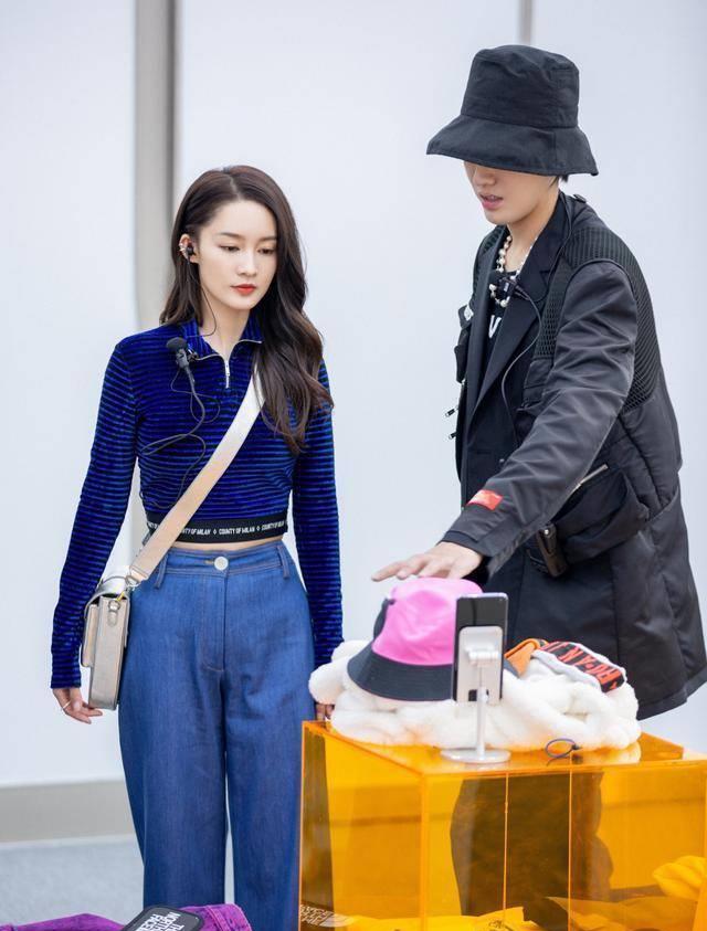 李沁"圆规腿"白到"反光"!黄色西装配黑色短裙,太吸睛_样式_双腿_上衣