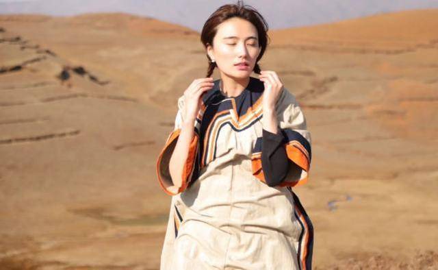 海哈金喜曾参演《胡杨的夏天,在片中饰演超模美玲,也客串过《那年
