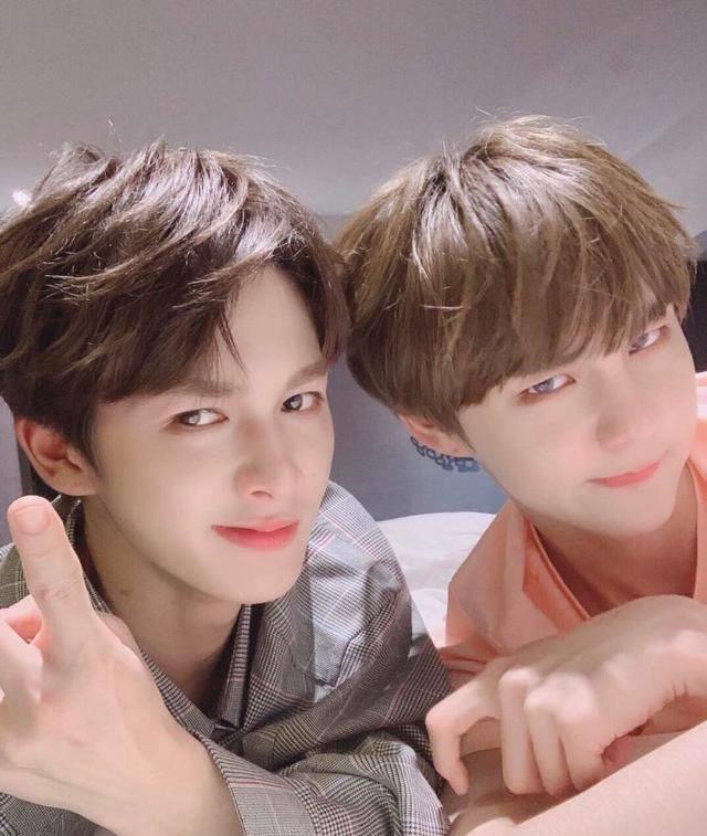 李权哲晒与朱正廷合影,同一组合的他们差别却这么大_乐华七_网友_工作