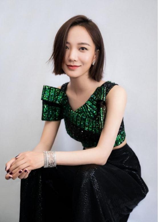 可如今那些小花个个有了归属,事业春风得意,唯独王珞丹像是跌落神坛