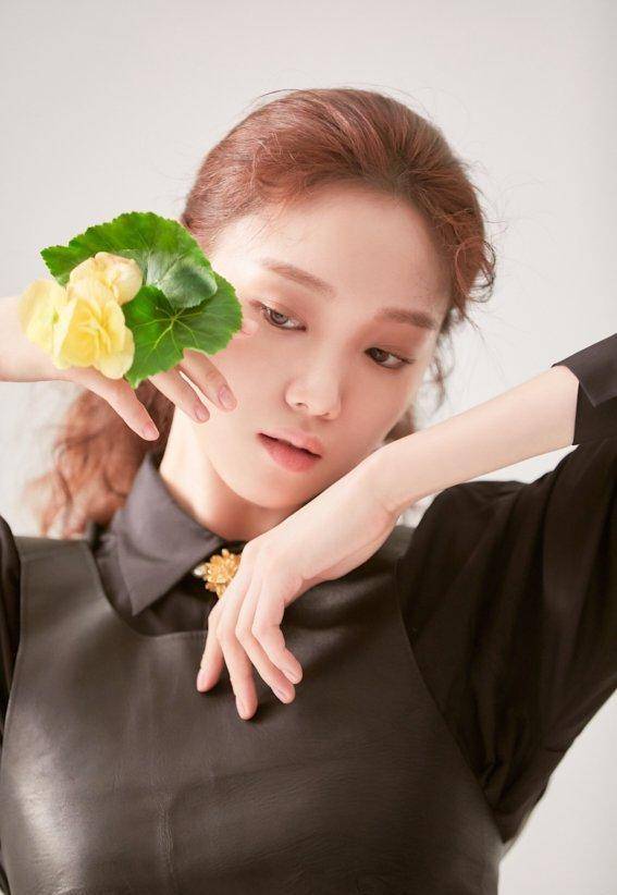 李圣经五月画报写真公开,灵动清新的女神范_精灵_色彩_风格