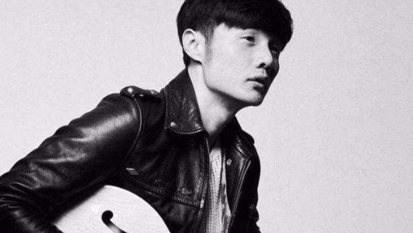 李荣浩说同事给他拍的照片像村痞,你觉得李老师唱歌时的魅力如何?