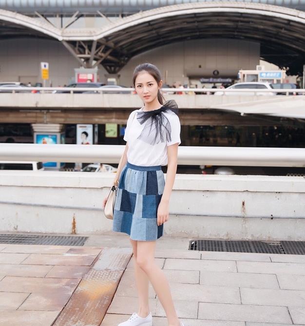"大魔方"的牛仔短裤搭配白色短袖,陈钰琪大秀女王风采!