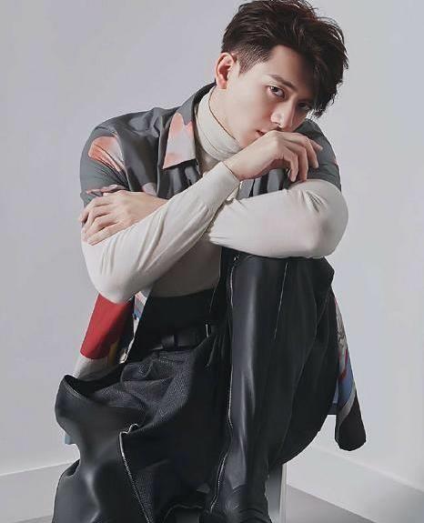 看看李现的从业经历,因《睡在我上铺的兄弟》崭露头角,之后他的作品