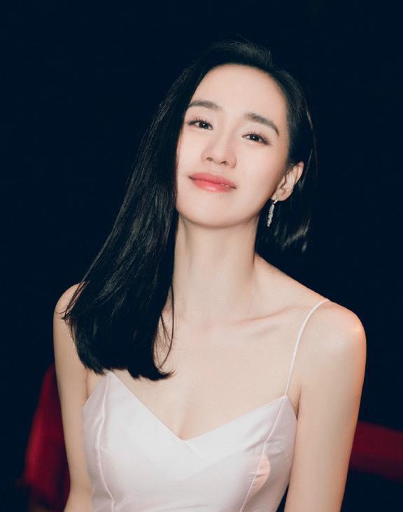 王智一袭吊带裙走红毯,身姿曼妙优雅端庄,那个女神秋雅又回来了_时尚