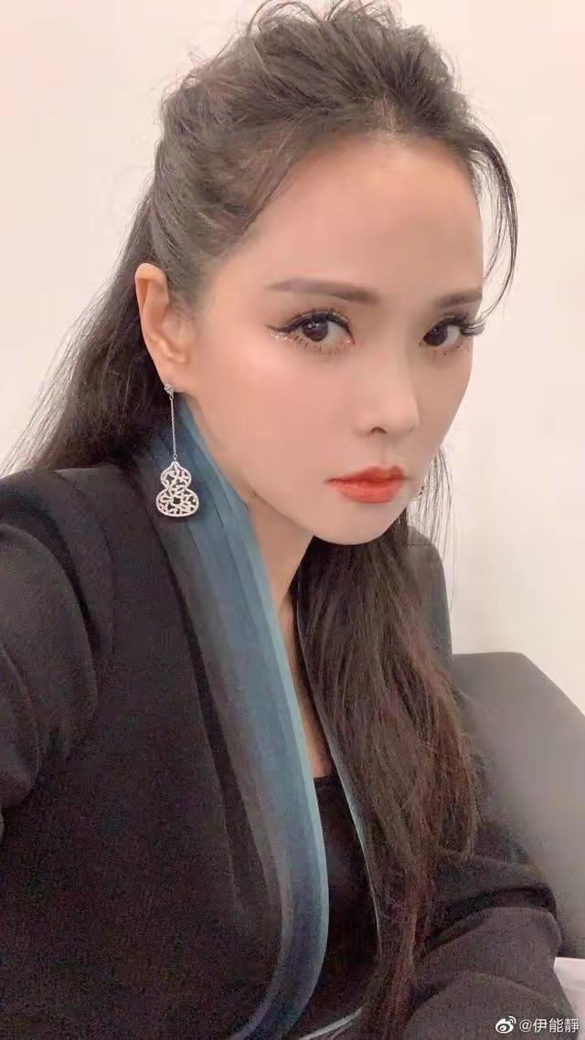 黑色_穿着_裙子