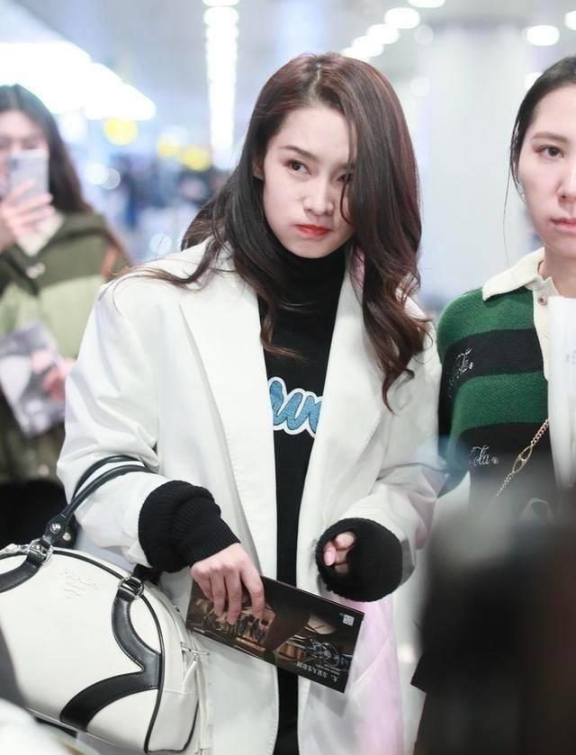 李沁脸部臃肿难道"发福"?