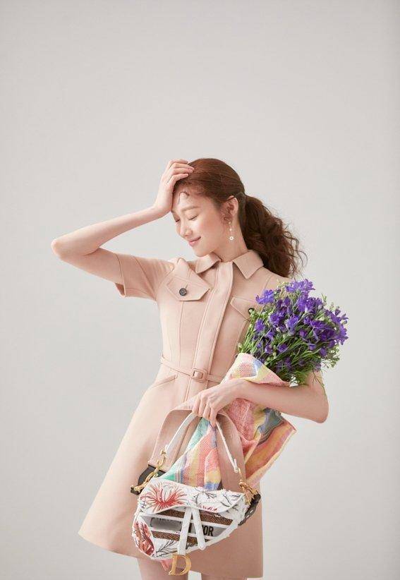 李圣经五月画报写真公开,灵动清新的女神范_精灵_色彩_风格