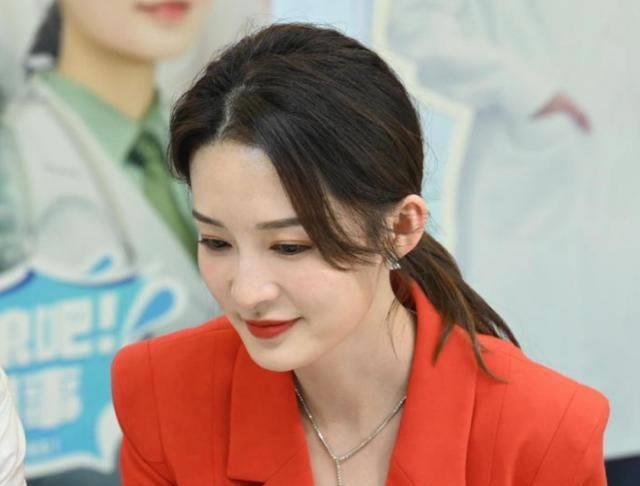 李沁黄景瑜扫楼,生图下显露真实颜值,李沁大笑的下巴却看愣我了_作品