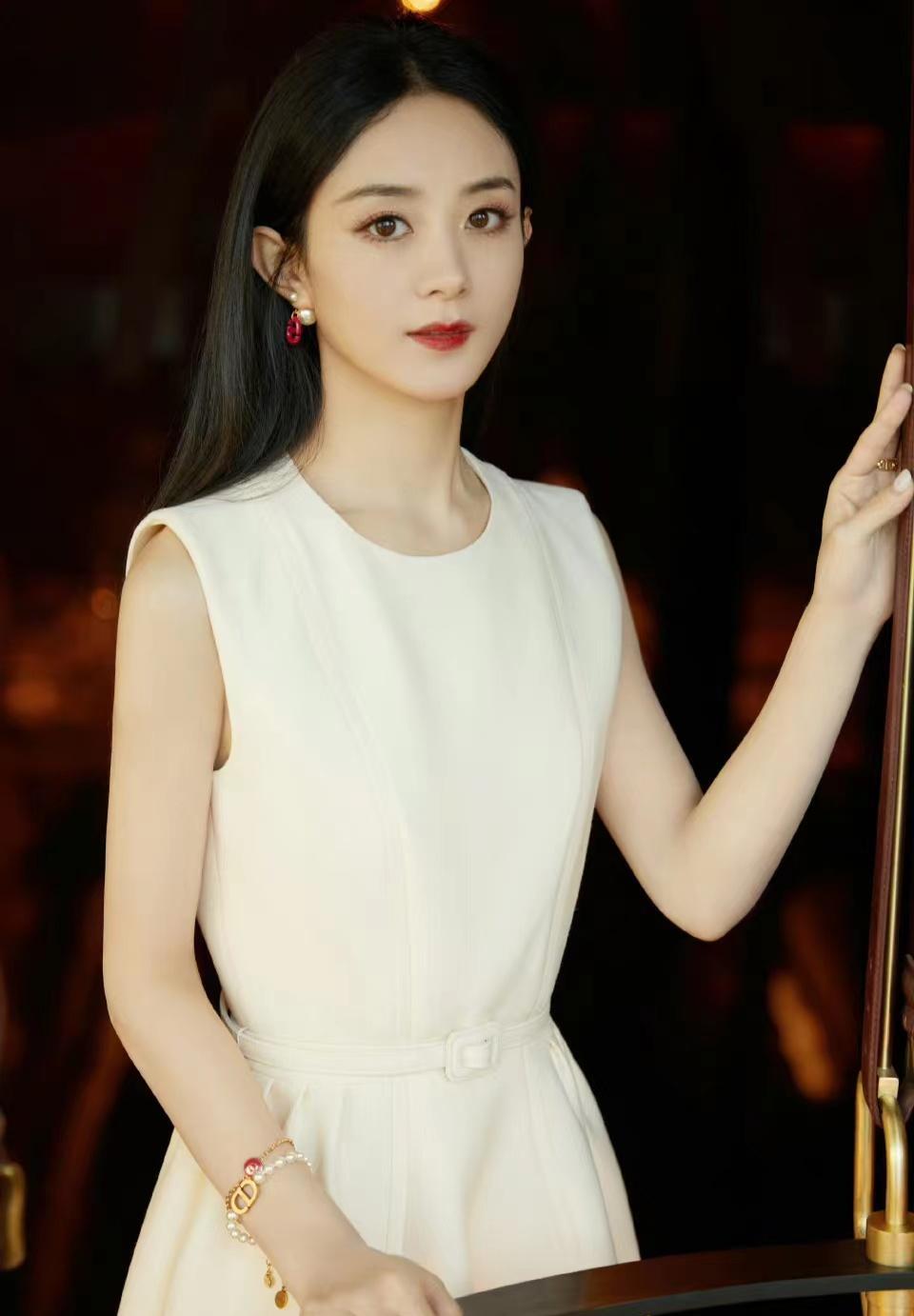 姚敏身穿白色无袖收腰连衣裙拍写真,尽显美人_赵丽颖_设计_圆领