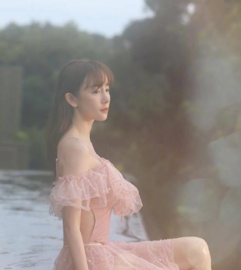 恋情风波后张檬"放大招",粉色泳装曲线不输柳岩,不料又惹争议_身材