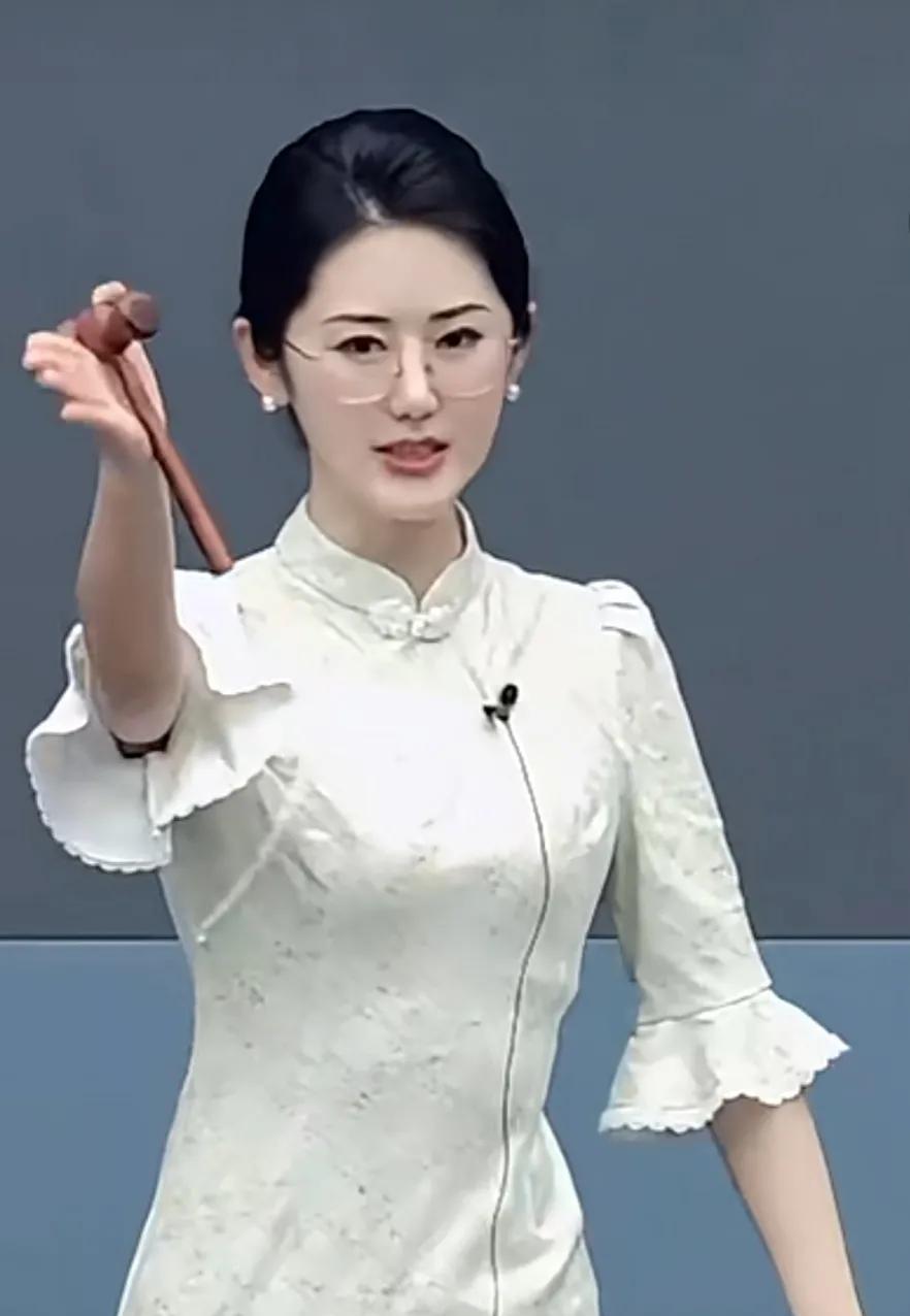 封号声,万两黄金,穿旗袍的女拍卖师走红了网_网络_图片_来自