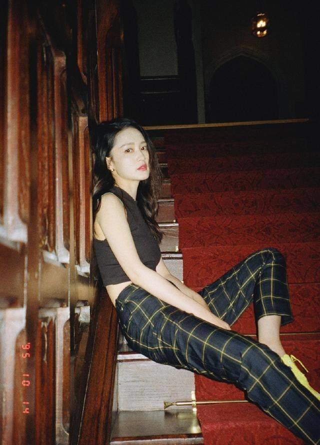 李沁来《潮流合伙人》,穿"露脐装"美不自知,王源看一眼都红脸_女生