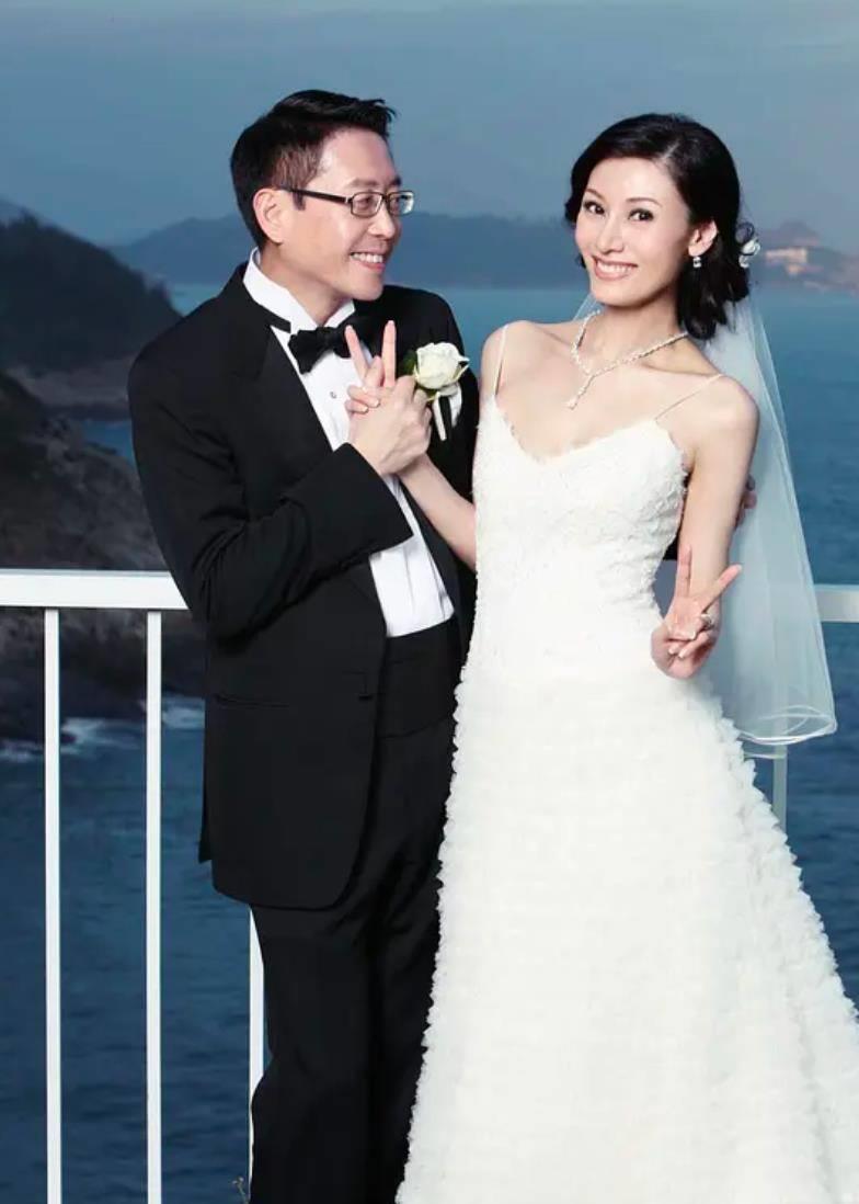 李嘉欣为60岁丈夫庆生,老公打扮低调帅气,李嘉欣大病初愈状态好