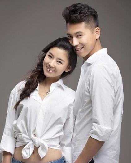 李小萌挺孕肚带儿子游玩,母子俩互动超温馨,老公王雷深夜才现身_关系