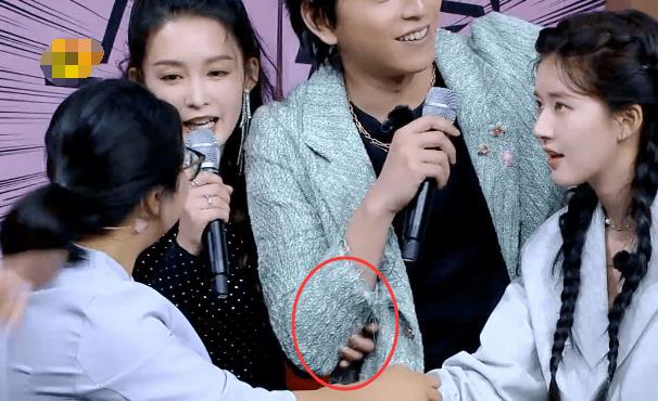 李沁当众调侃王大陆,放他身后的手却不老实,观众被她的时尚吓到_网友