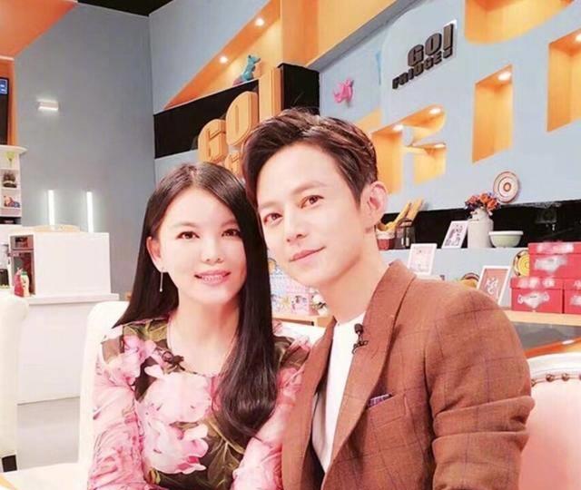 李湘晒23年前旧照,女儿眉眼与其太相似,何炅青涩帅气变化小_谢娜_发展