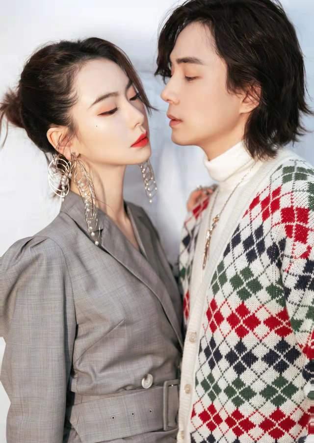 吃瓜群众才幡然醒悟,原来李承铉的意思不是可不可以摸,(自己老婆摸摸