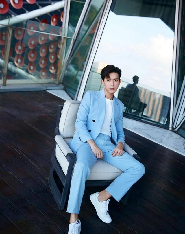 李现穿白色西装更像谦谦公子,"墨水"衬衫超个性,衣品太狠_时尚_风格