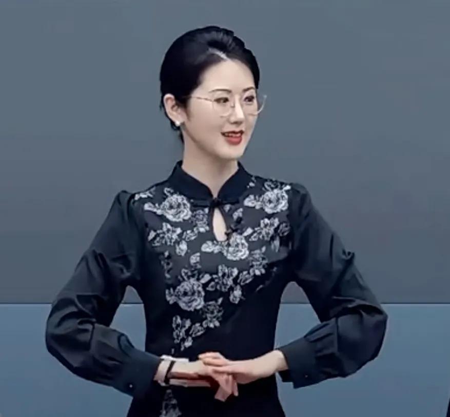 封号声,万两黄金,穿旗袍的女拍卖师走红了网_网络_图片_来自