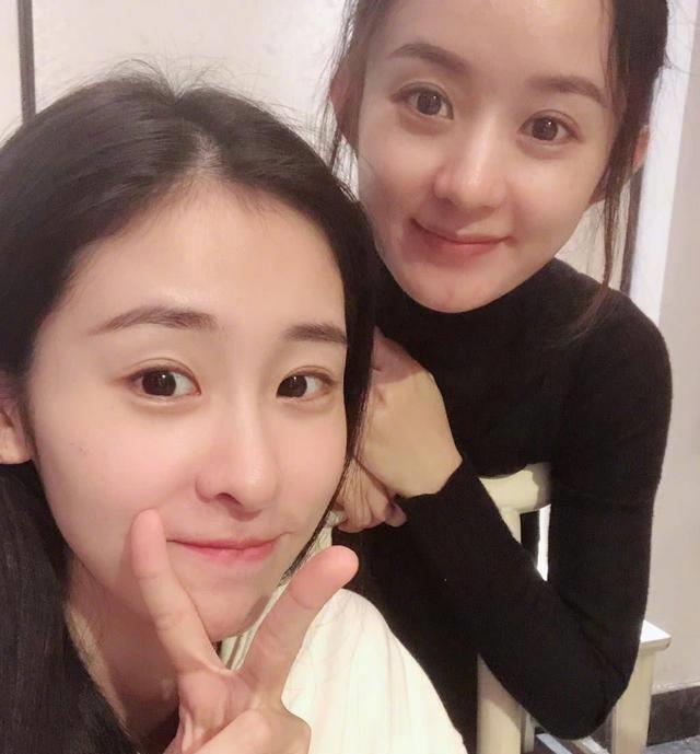 在日常生活中,赵丽颖也会和好友一起聚餐,而赵丽颖和张碧晨的这张合照