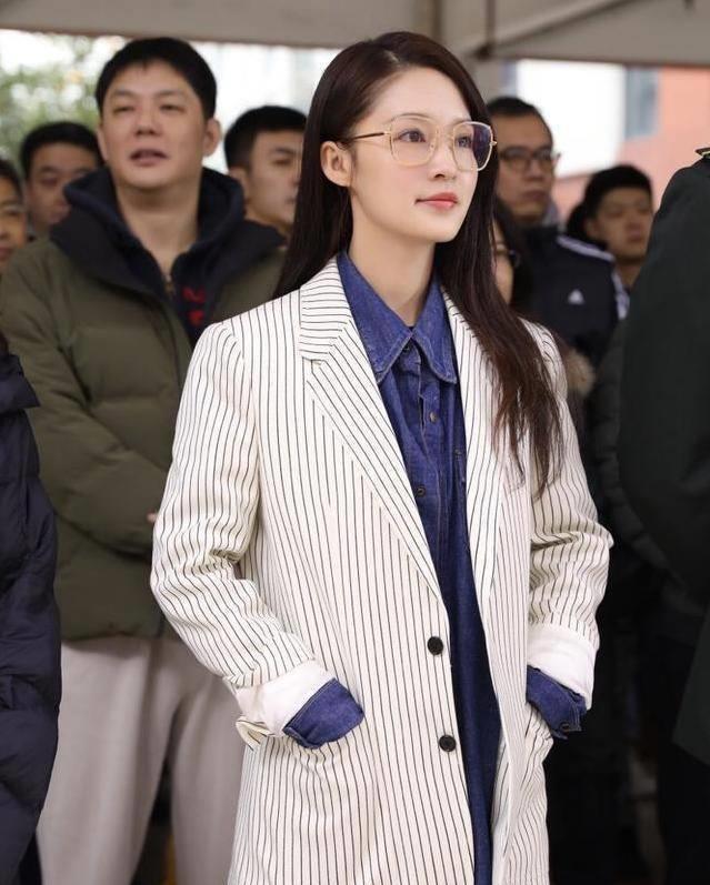 这是前几天李沁新电视剧的开拍仪式,穿着条纹西服出现了,不失知性优雅