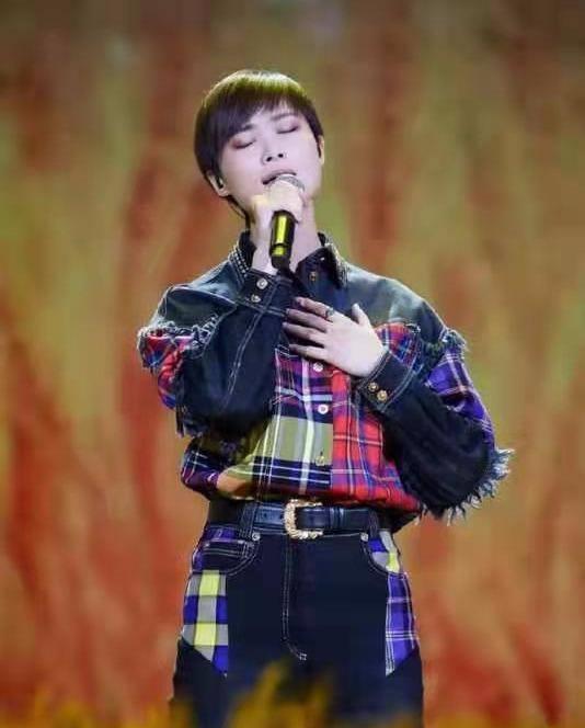 随着年龄的增长,和不断提升的时尚眼光,李宇春的穿搭也越来越具有女人