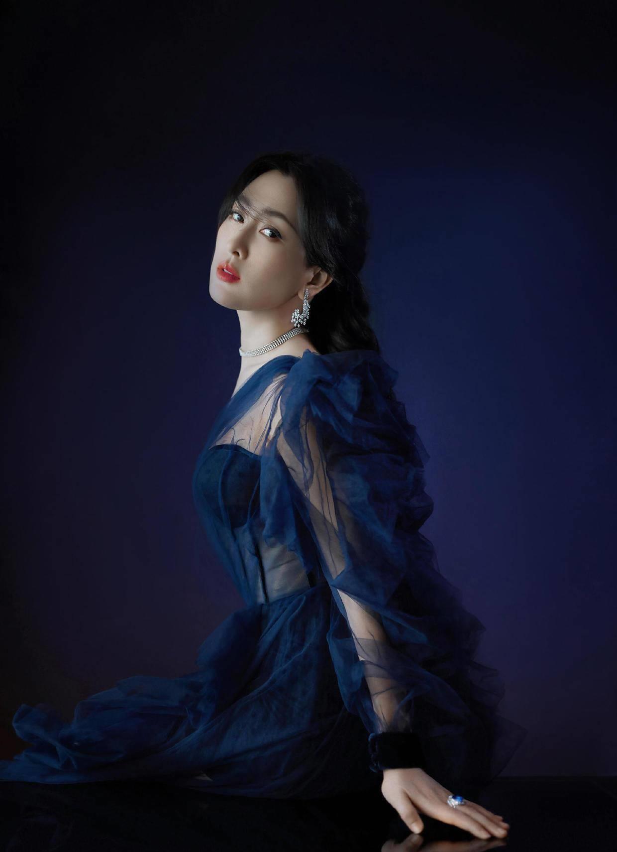 马苏又美回颜值巅峰,穿白色不规则拼接礼服成熟稳重,气质高贵_西装_穿