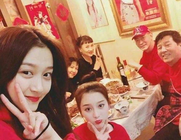 六小龄童因28岁"真假女儿"翻红,还是关晓彤亲戚_尤美_玉女_校花