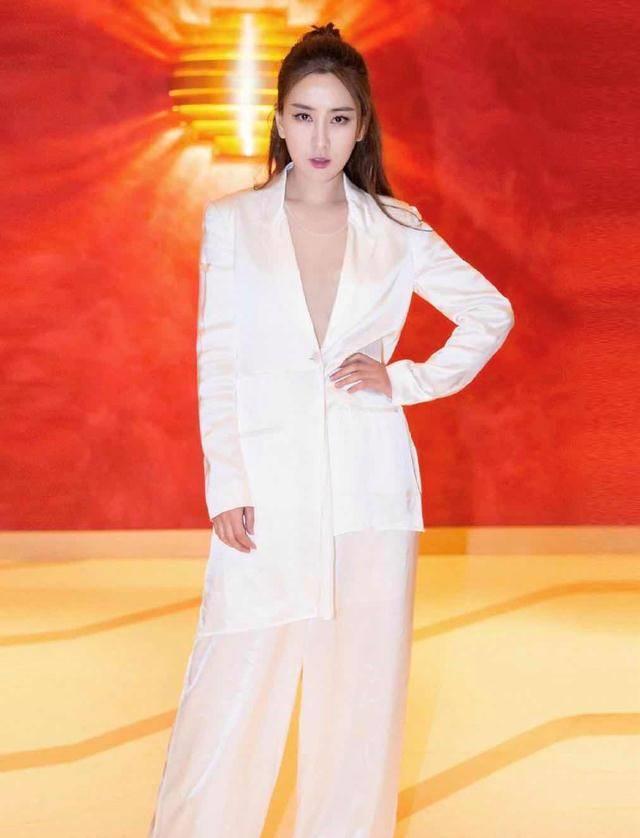 白色有着减少年龄的效果,可以制造出青春感和精致优雅的感觉,马苏衬托