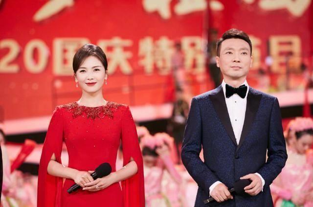 刘涛搭档康辉主持,一袭正红色礼服尽显端庄大气,主播范儿十足_最好的