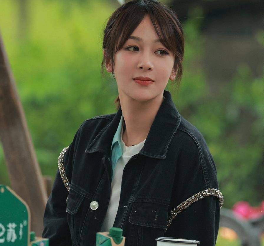 杨紫与秦俊杰分手四年,看看他们之间的差距就一目了然!