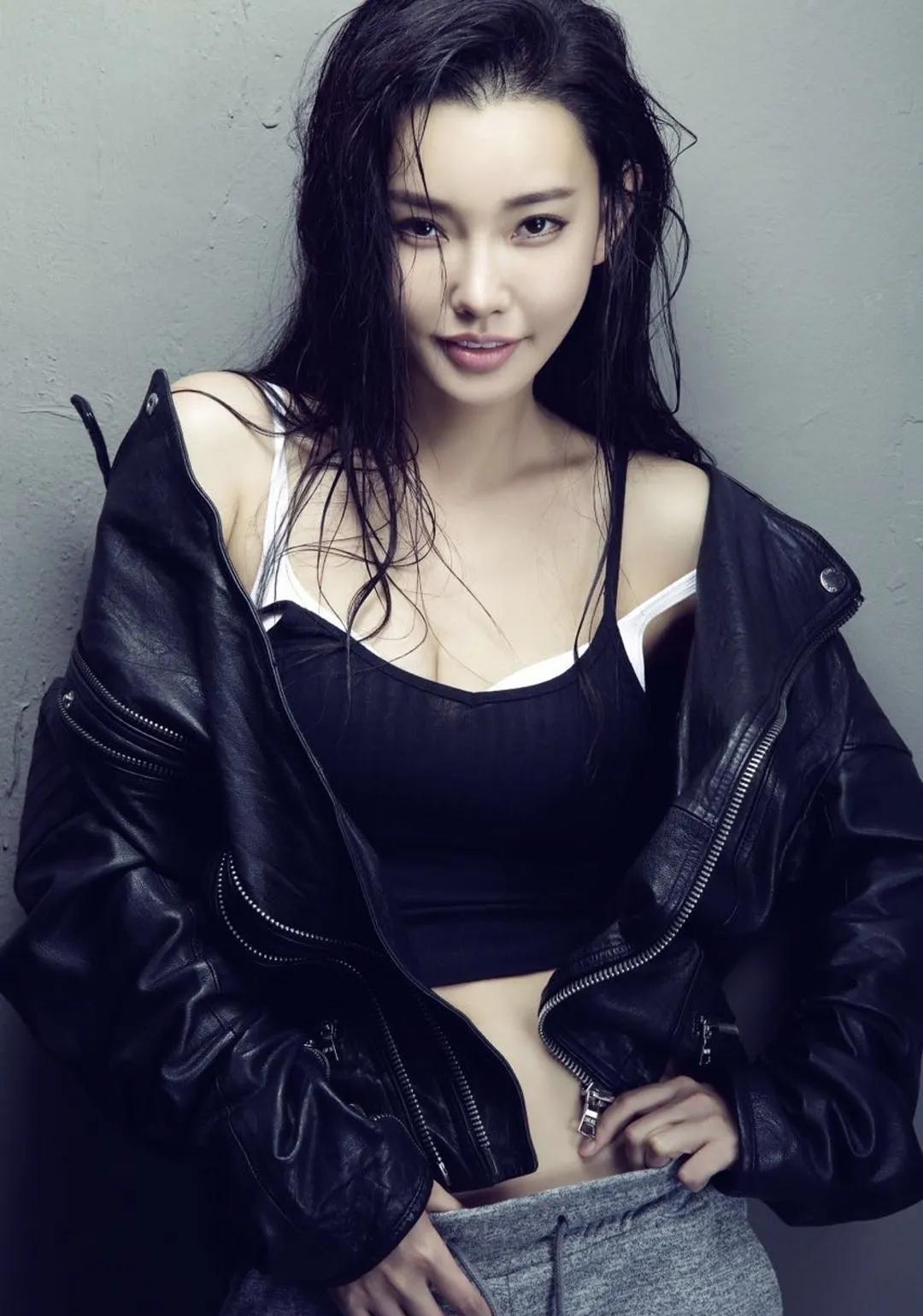 其实归根结底,对于童菲来说,虽然她有着姣好的面容和时尚的身材,不过