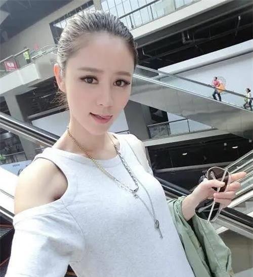 张馨月,是一名模特,但也不是国际模特,十八线的小模特,说是参加了内衣