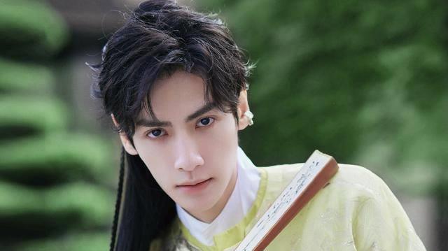 罗云熙33岁生日将至,两部新作开拍在即,天妃的心愿一致_衣行_行程