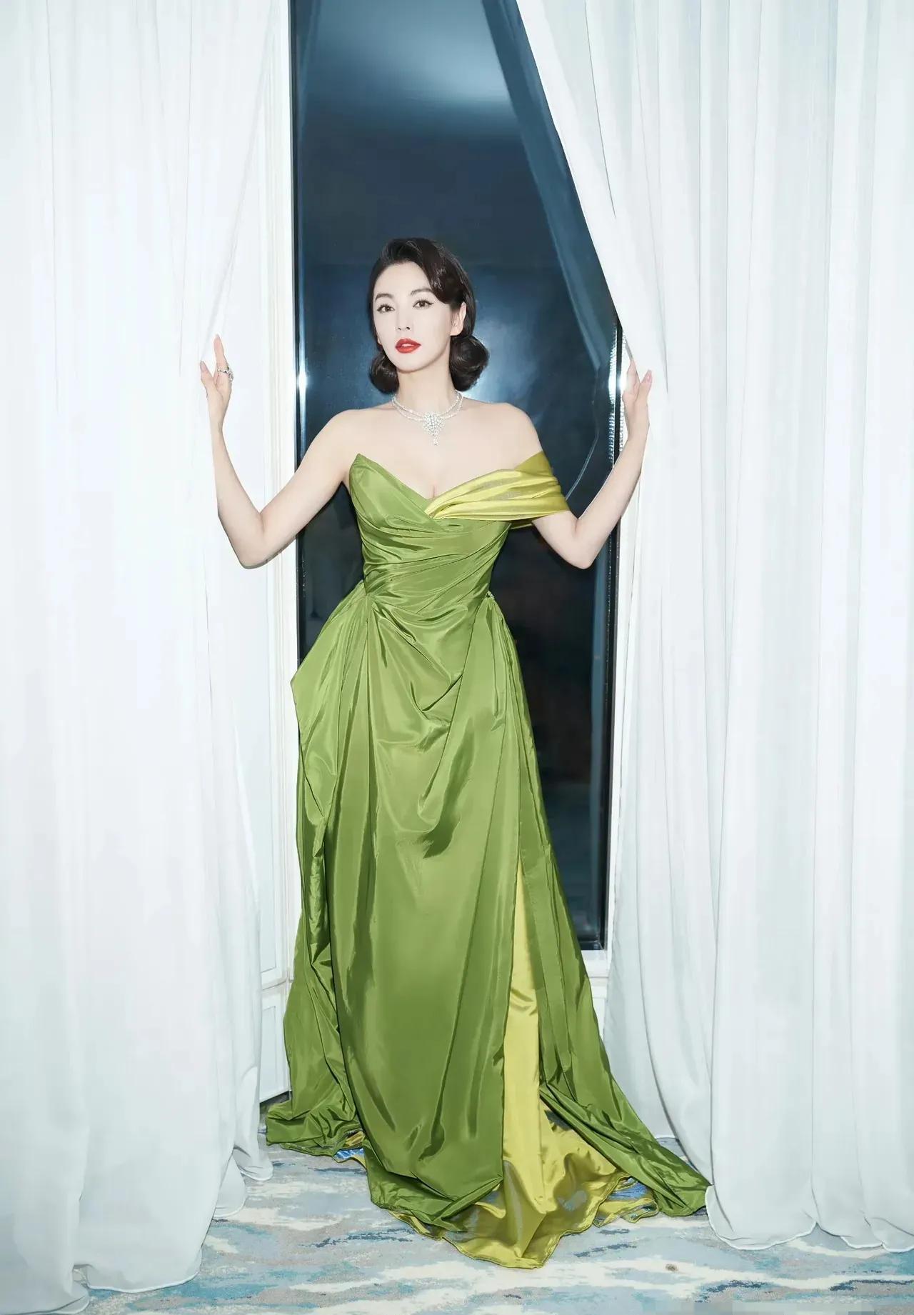 看来这回范冰冰红毯对手真的出现了,惊艳众人啊_张雨绮_连衣裙_系列