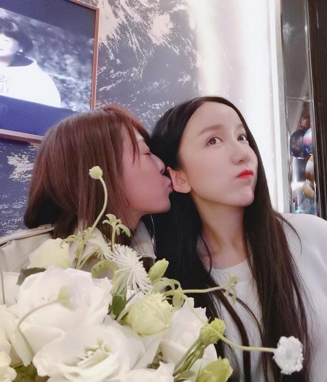 娄艺潇为34岁李金铭庆生,一菲美嘉贴脸合影,戏外再续姐妹情_很漂亮