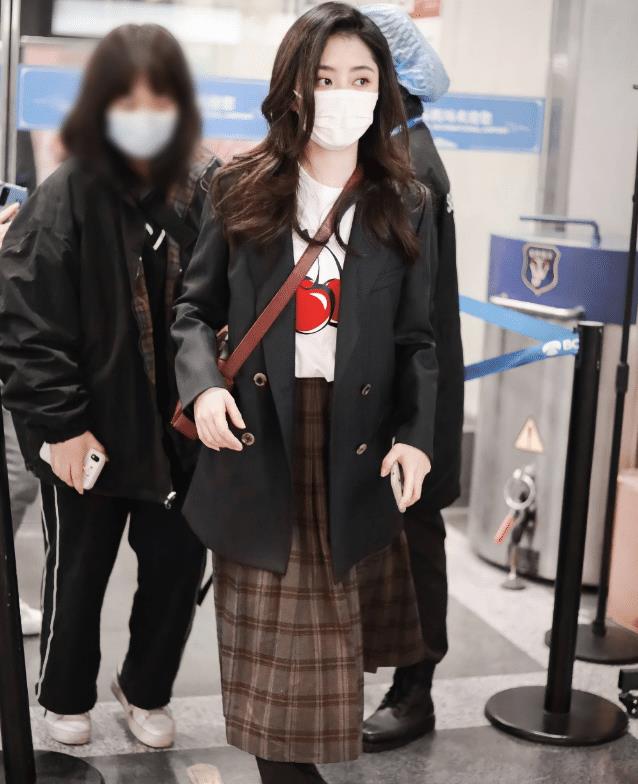 谭松韵再次打破原有形象,穿上黑丝袜黑西装秒变少女!_时尚_衣服_气质