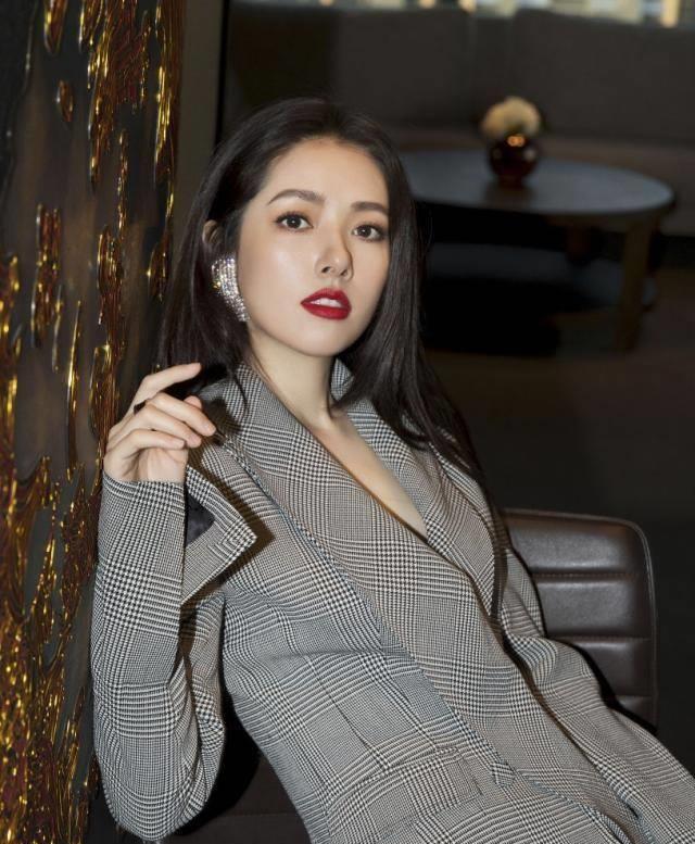 邻家小姐郭碧婷的私藏饰品,个个闪亮双眼,你也可以尝试哦_个性_西装