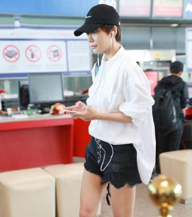 白衬衫搭配"葡萄籽"牛仔短裤,王珞丹变身阳光少女!_时尚_衣服_魅力