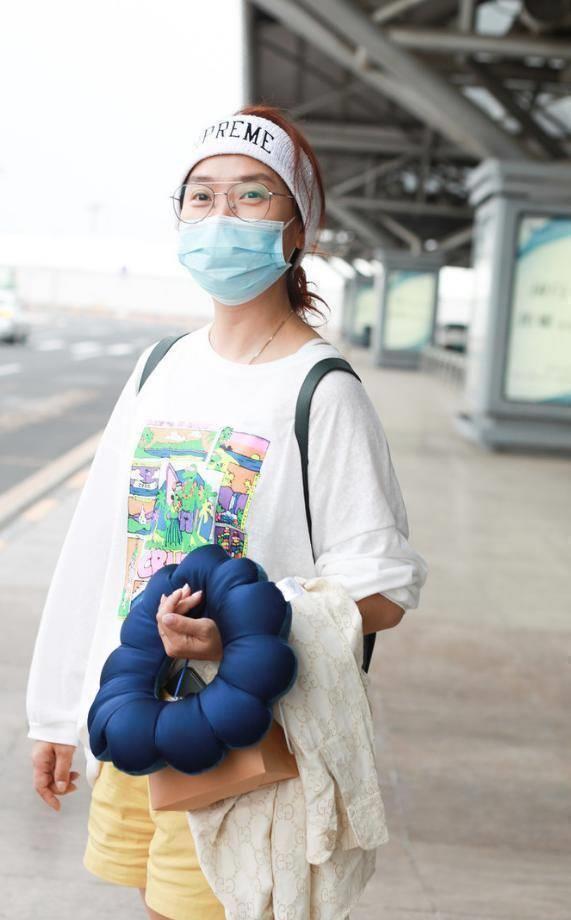 玲花素颜走机场,穿卫衣配黄色短裤,套个发带时髦减龄_时尚_运动_白色