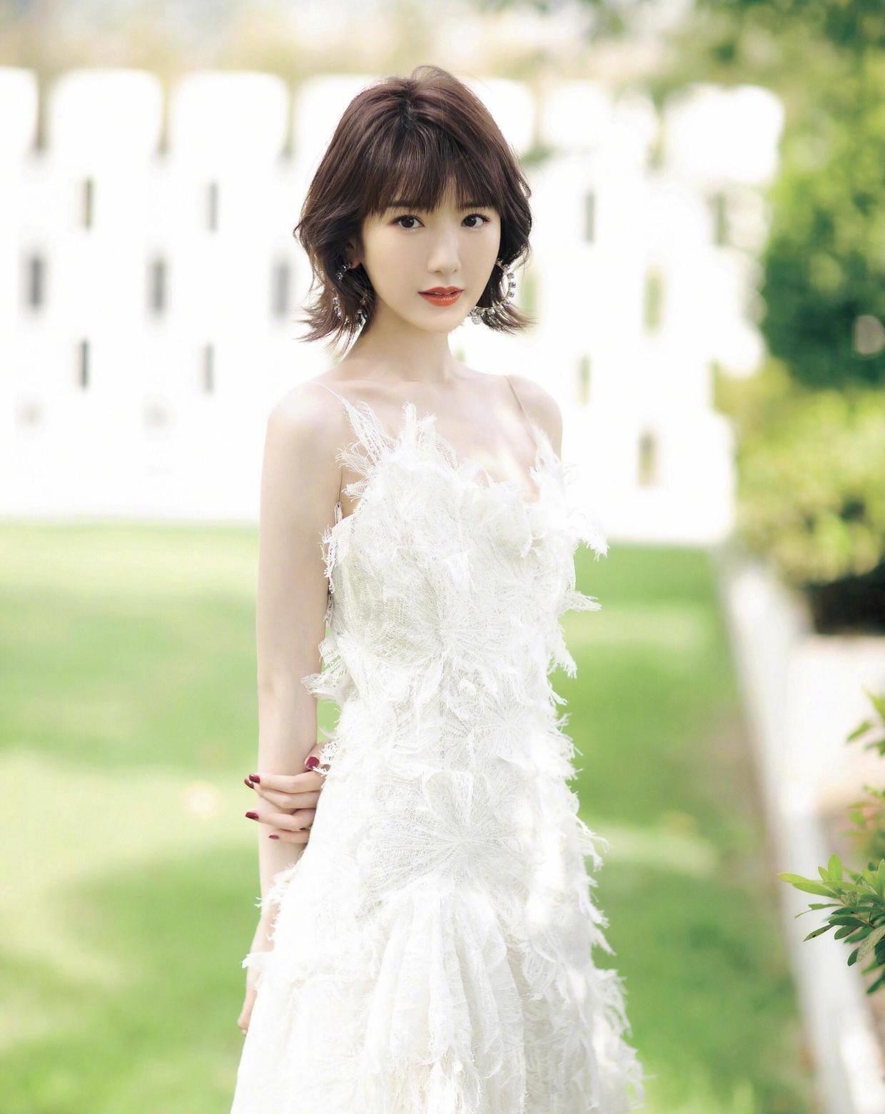 毛晓彤真会穿,白色修身鱼尾裙华丽高级,蜂腰大长腿的优势好明显_的