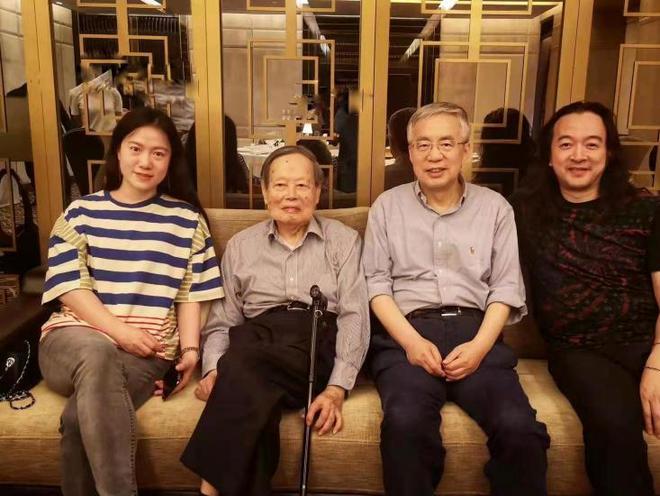 老人翁帆罕见家族照，翁帆开心像小女人，老人满脸笑容很深情-翁帆家族简介