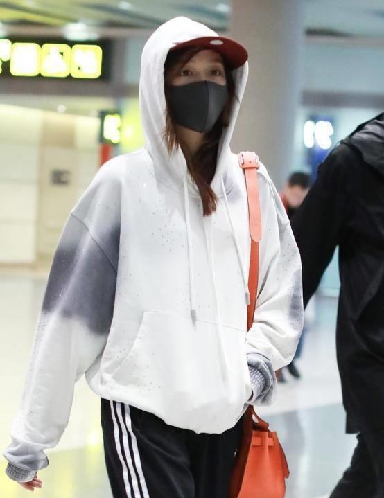 论"卫衣"只服关晓彤,简简单单就能穿出时尚感,不愧是时髦精_细节_整体