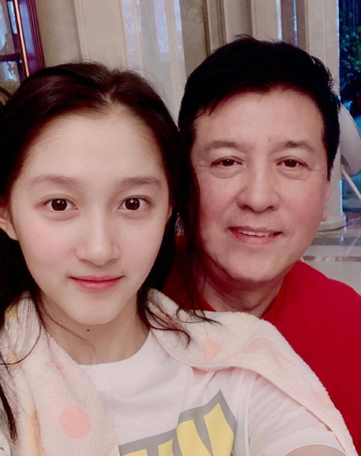 林妙可原图脸瘦成网红样?打扮老成很气质,美过了关晓彤!