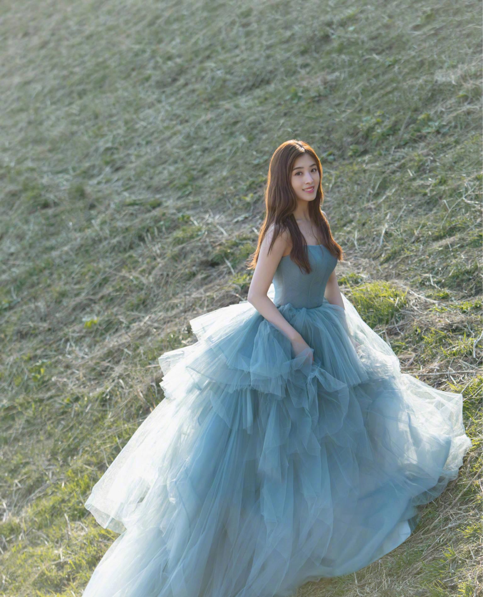 张含韵穿蓝色礼裙,飘飘欲仙,仙气十足_最好的_身材_笑容