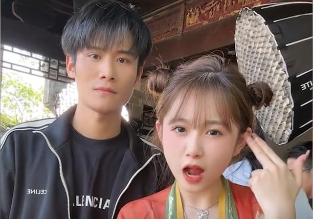 涵涵自身条件优秀,身材和颜值都不输乔妹,和小黄站在一起时能看出小黄