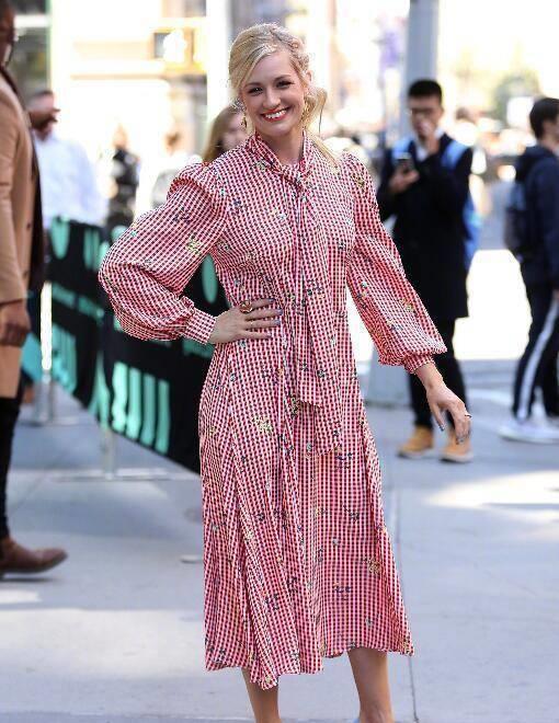 姐妹"卡洛琳合影,实则为两人主演新片宣传造势_贝丝·比厄_电影_成功