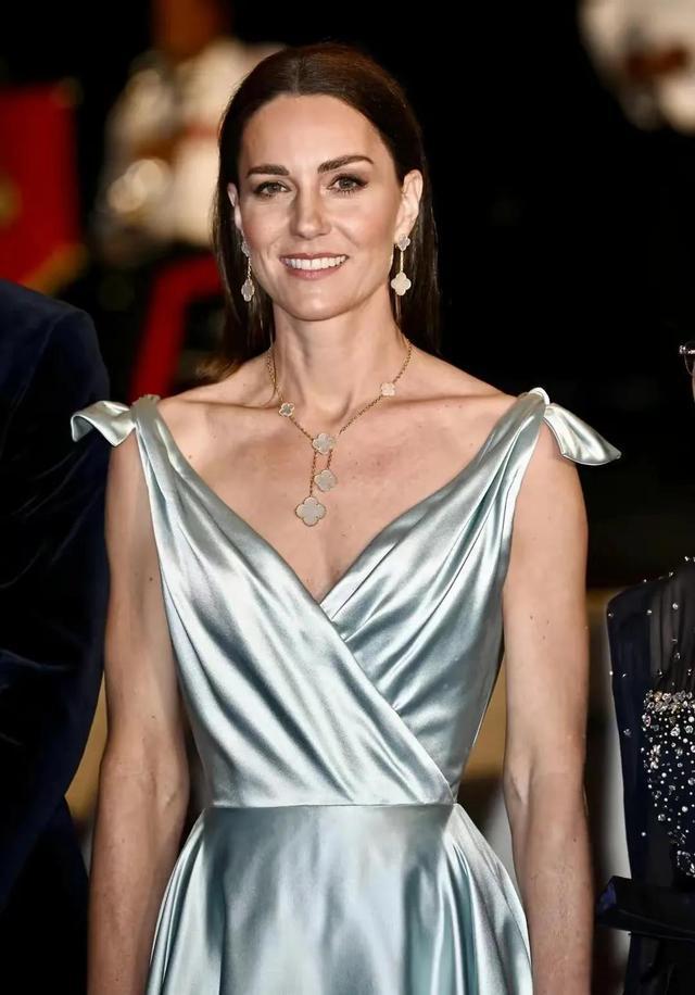 凯特王妃翻车,将四叶草带出高贵感的唯有格雷丝凯莉_时尚_礼服_显得