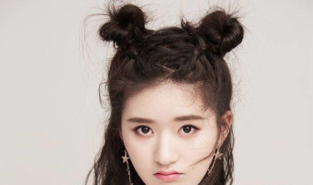 赵露思做的扎发哪吒头发型,就是后侧的头发做成了比较好看的轻盈扎发